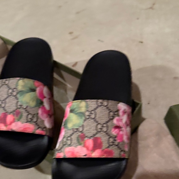 Gucci Black and Pink Floral Sandals - Picture 7 of 7